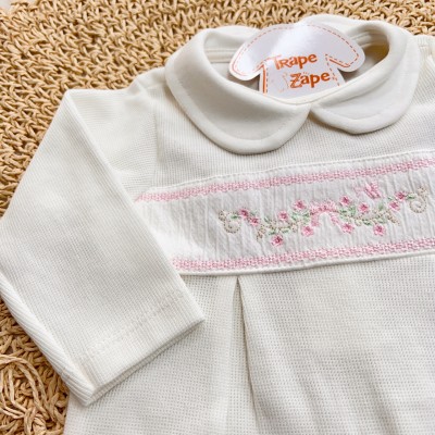  Macacão Tricotil (Tricot 100% Algodão) com Gola e Bordado - Off White com Flores e Lacinho
